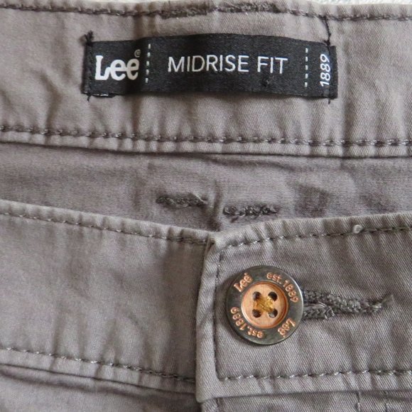 Lee* Women's 1.5" Belt Loop Multipocketed Midrise Cargo Shorts~ Size (14) Medium - Picture 5 of 12